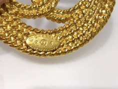 Broche CHANEL Metal Dorado